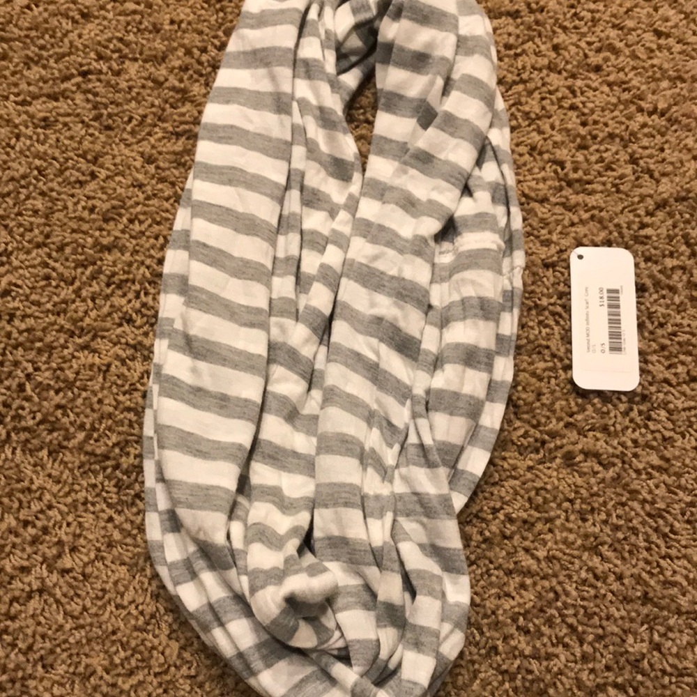 Women’s scarf.